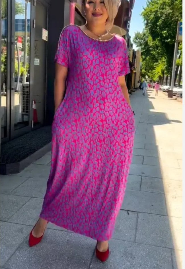 Leni | Robe rose et violette avec imprimé floral et décolleté en diamant