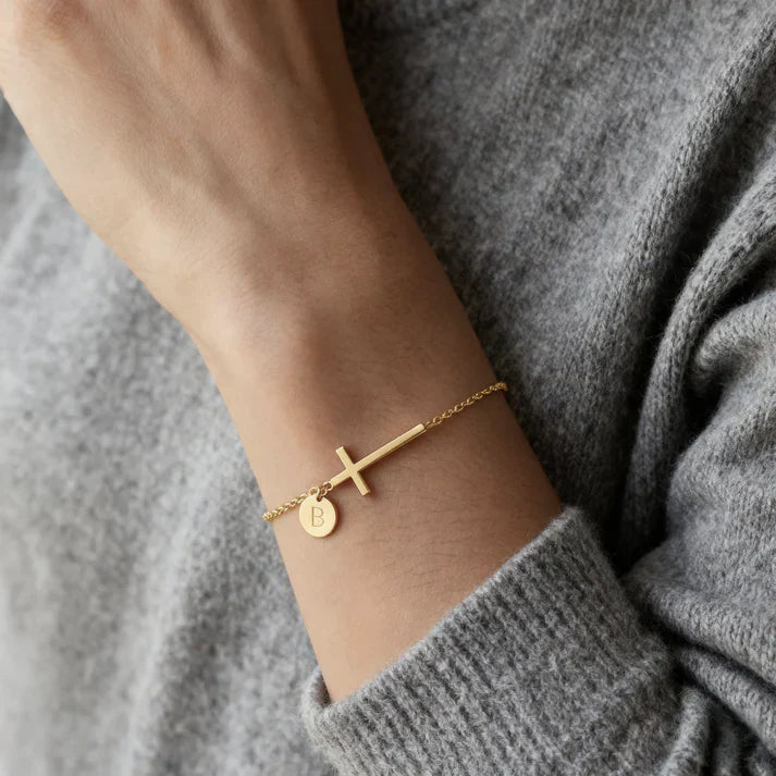 Elodryn | Bracelet Initial Sacré – Croix Personnalisée