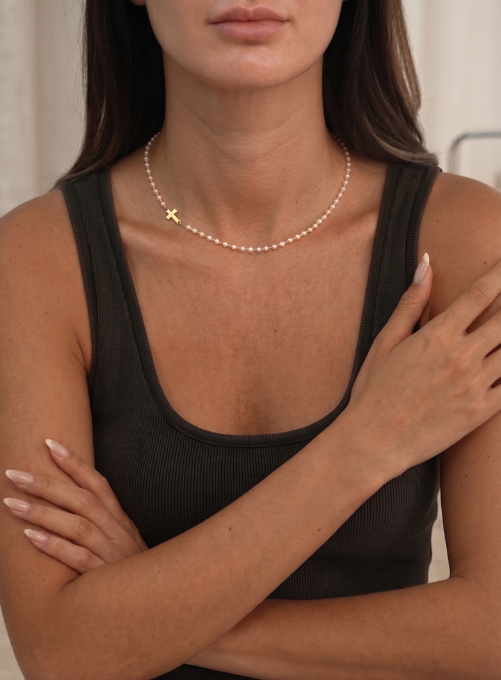 Marirae | Collier Croix Élégant Orné de Perles Délicate