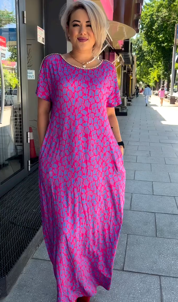 Leni | Robe rose et violette avec imprimé floral et décolleté en diamant