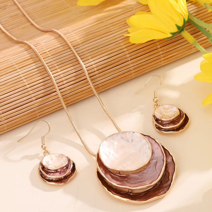 Vedae | Boucles d'Oreilles Élégantes en Fleur avec Fini Doré et Perle