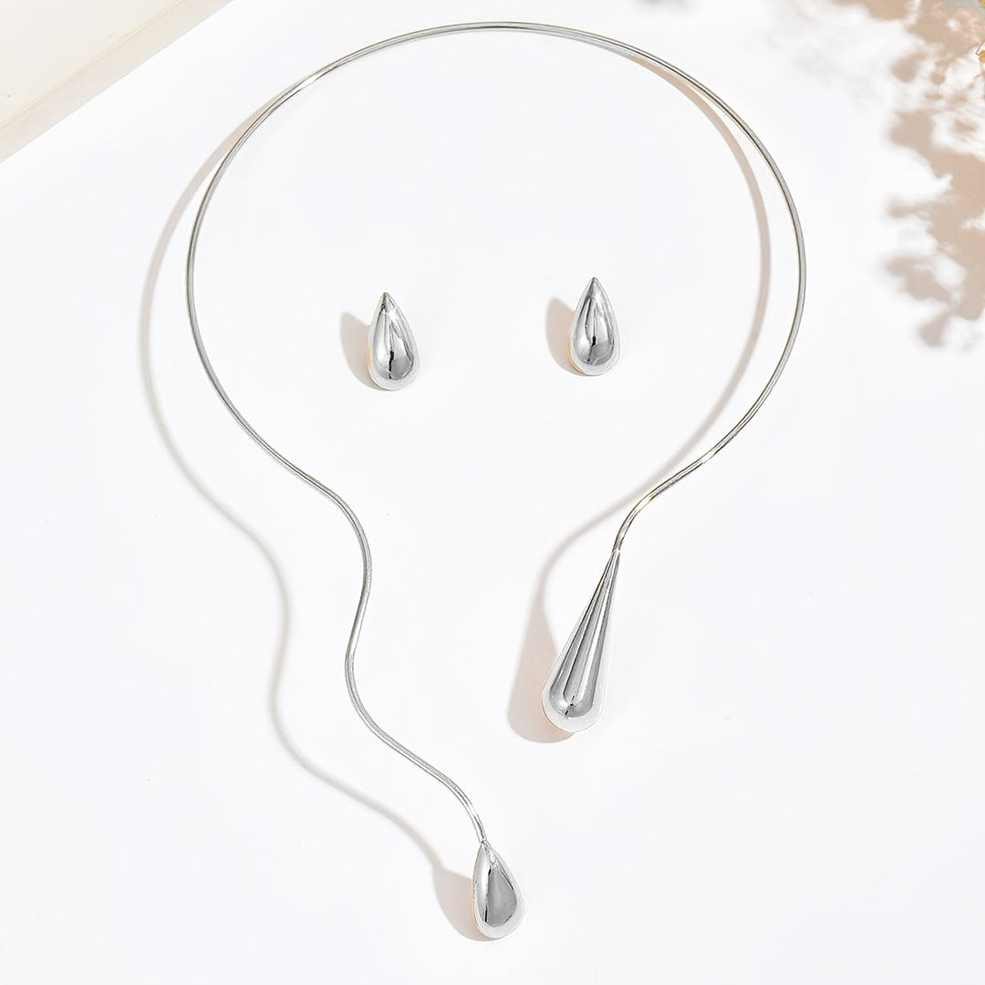 Taliah | Ensemble Élégant de Collier et Boucles d'Oreilles avec Design de Goutte Asymétrique