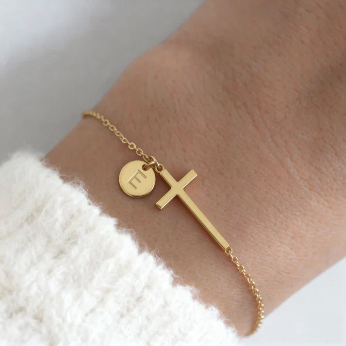 Elodryn | Bracelet Initial Sacré – Croix Personnalisée