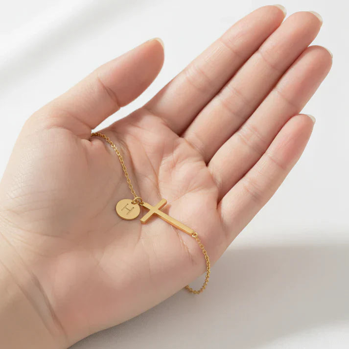Elodryn | Bracelet Initial Sacré – Croix Personnalisée