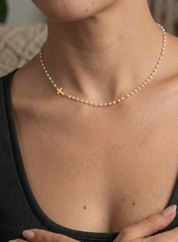 Marirae | Collier Croix Élégant Orné de Perles Délicate