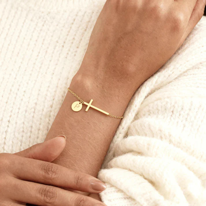 Elodryn | Bracelet Initial Sacré – Croix Personnalisée