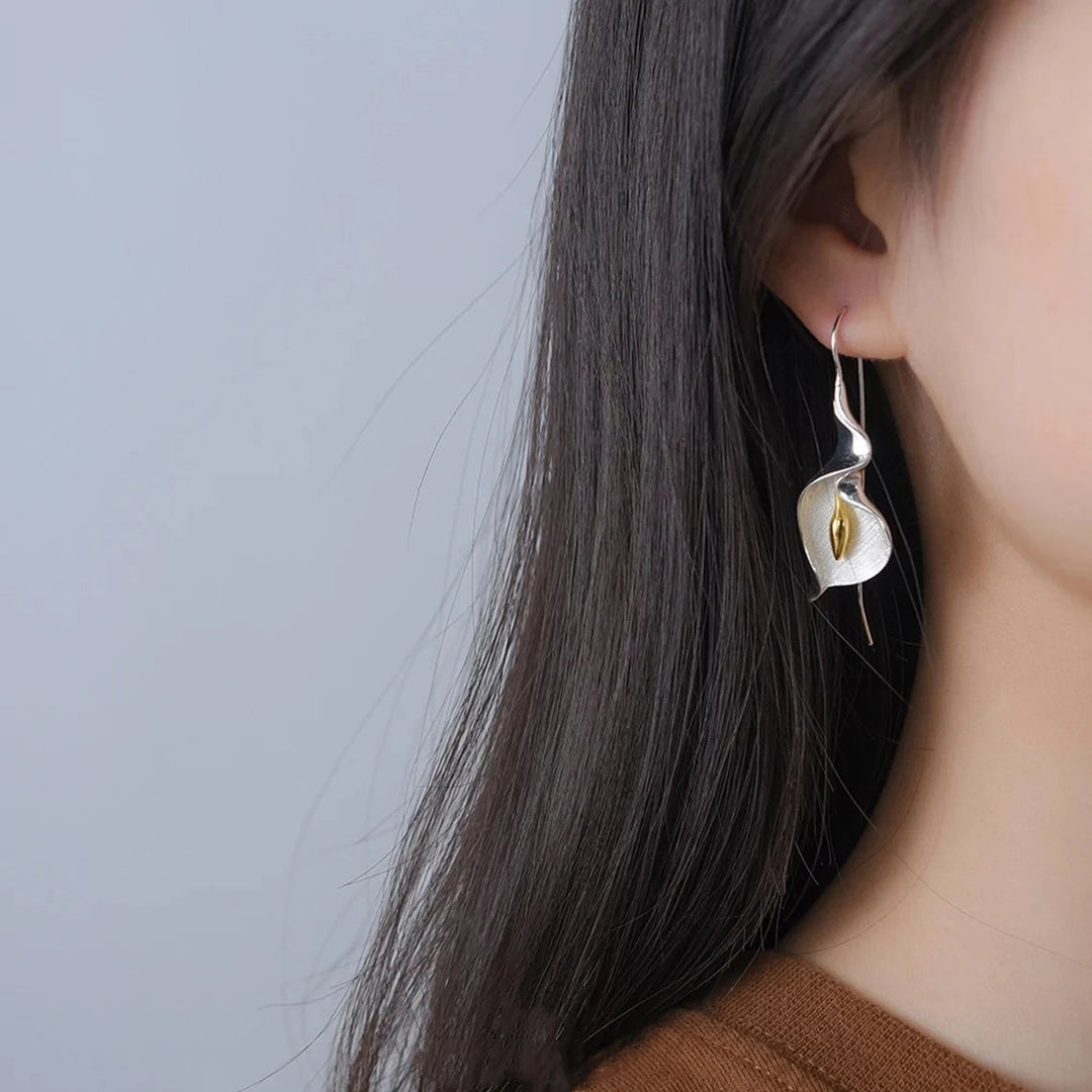 Maple | Boucles d'Oreilles Pendantes de Lys