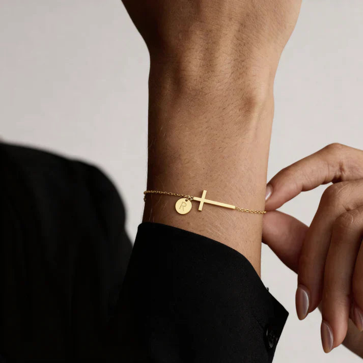 Elodryn | Bracelet Initial Sacré – Croix Personnalisée