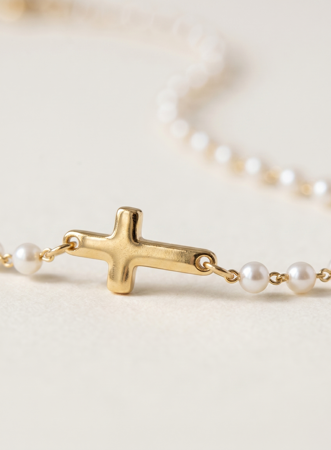 Marirae | Collier Croix Élégant Orné de Perles Délicate
