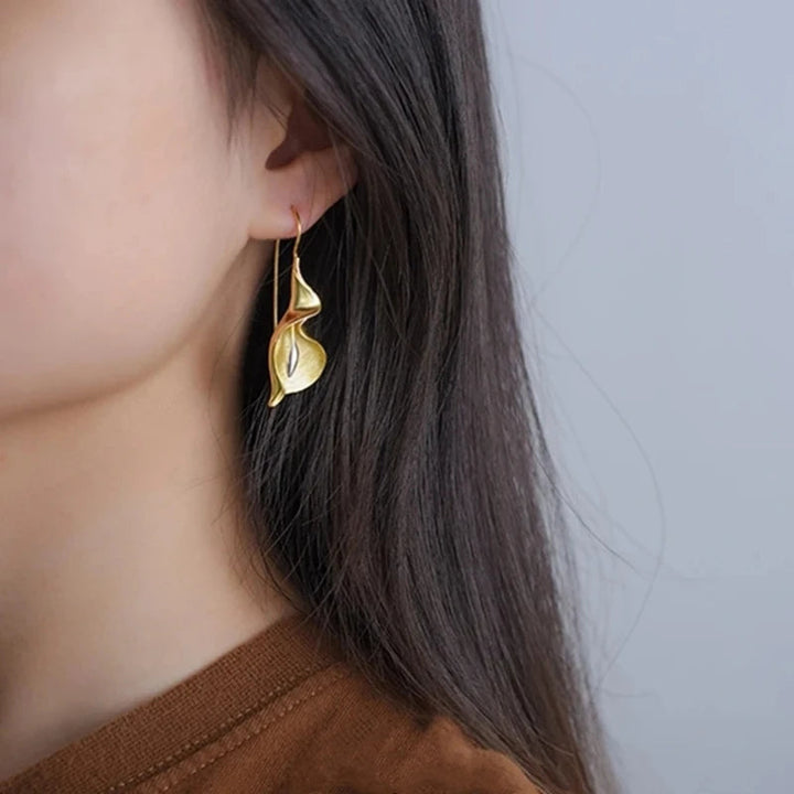 Maple | Boucles d'Oreilles Pendantes de Lys