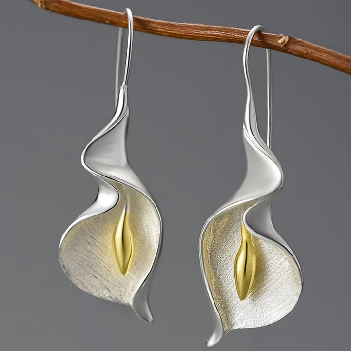 Maple | Boucles d'Oreilles Pendantes de Lys
