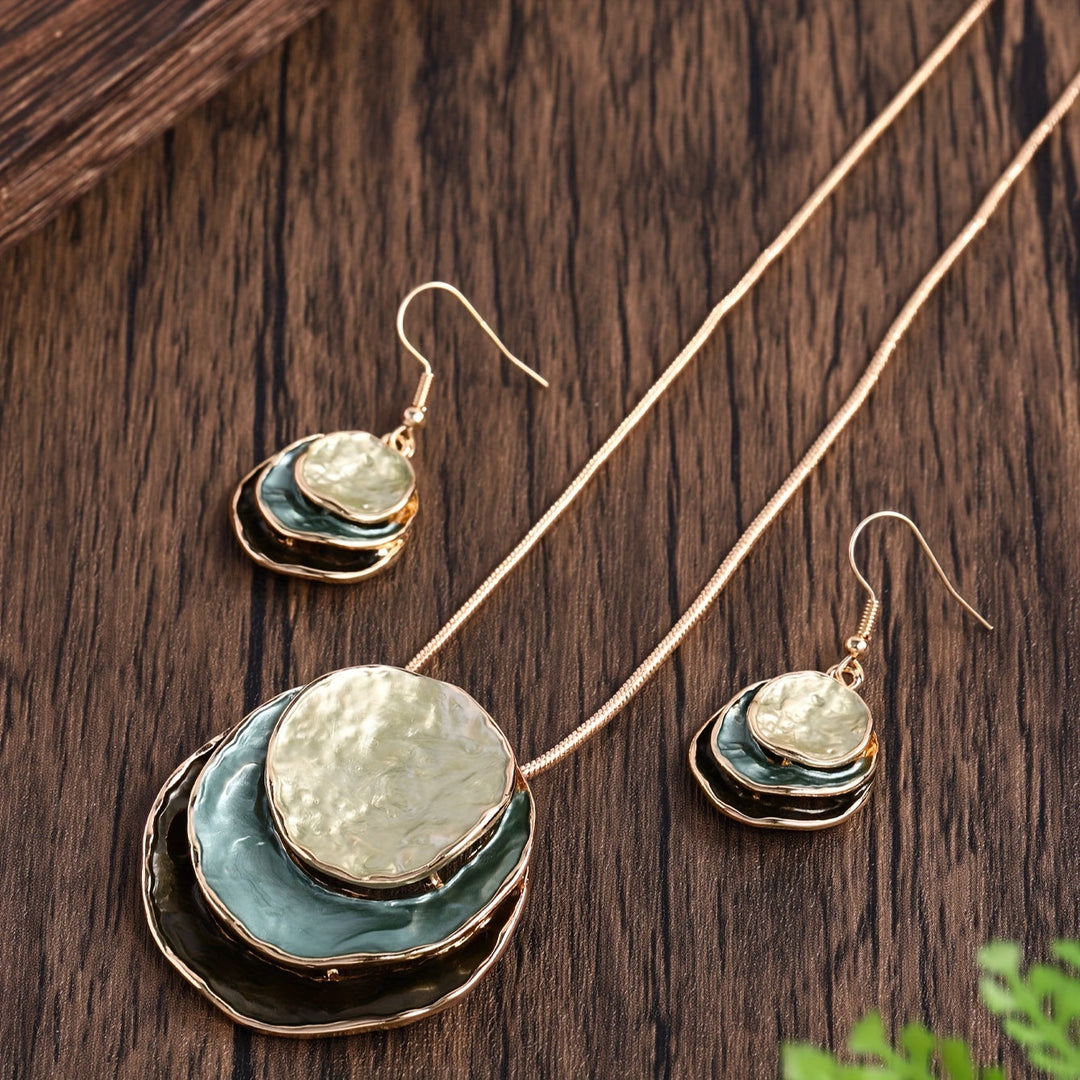 Vedae | Boucles d'Oreilles Élégantes en Fleur avec Fini Doré et Perle