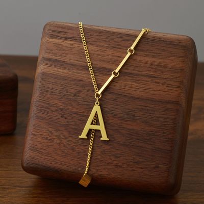 Blakely | Collier avec Initiale Personnalisée en Finition Élégante