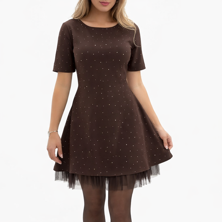 Rovienna | Robe courte avec dentelle et éclat sophistiqué