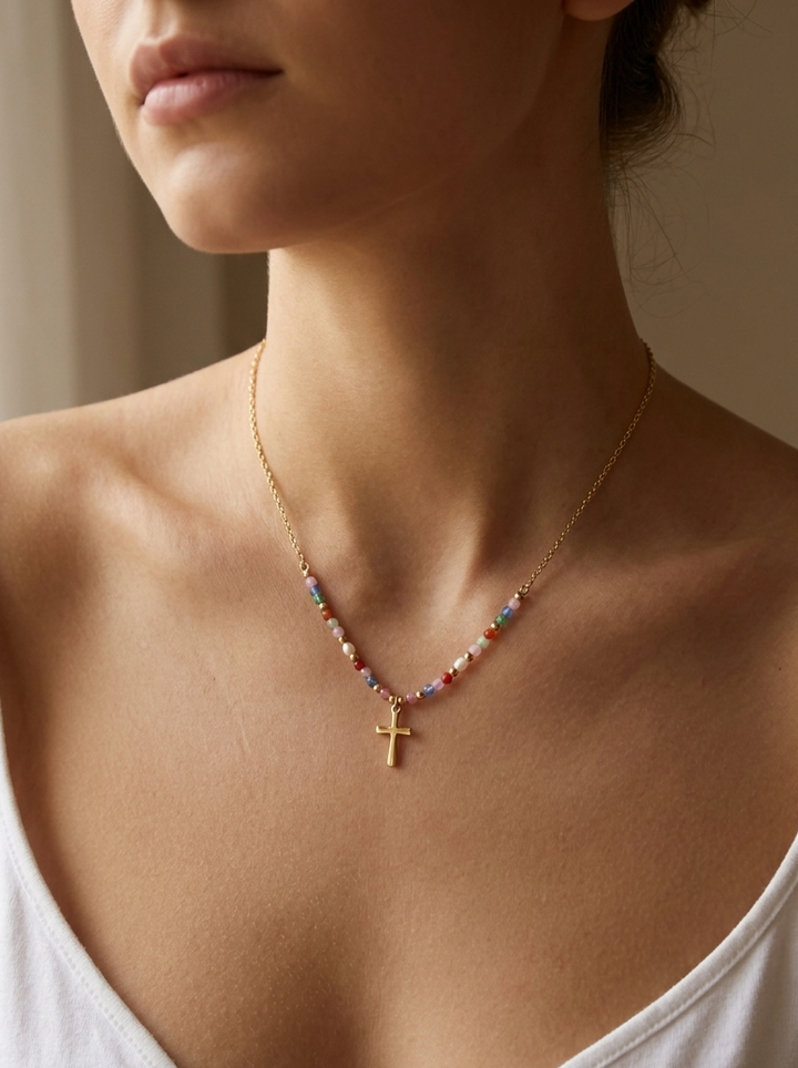 Navira |Collier avec croix vibrante aux détails multicolores