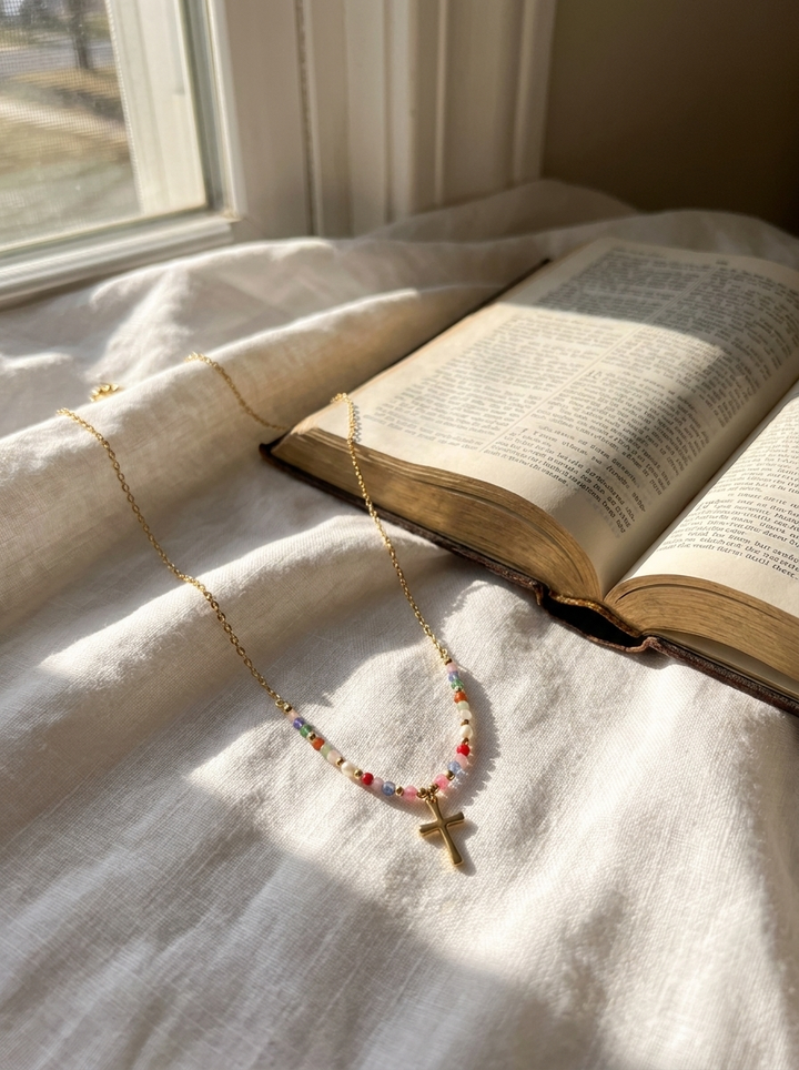Navira |Collier avec croix vibrante aux détails multicolores