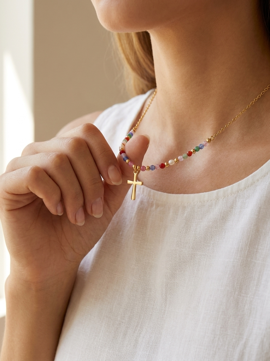 Navira |Collier avec croix vibrante aux détails multicolores