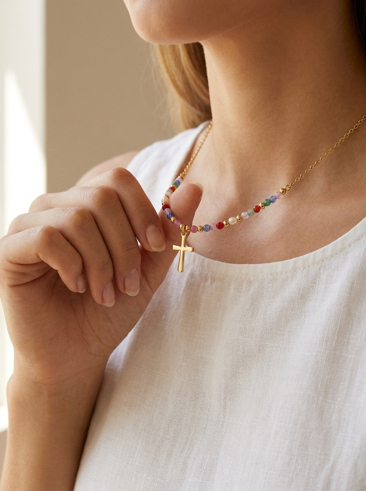 Navira |Collier avec croix vibrante aux détails multicolores