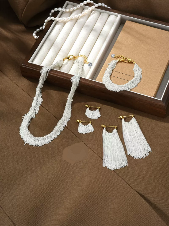 Ursa | Boucles d'oreilles, collier, bracelet avec des franges en cascade