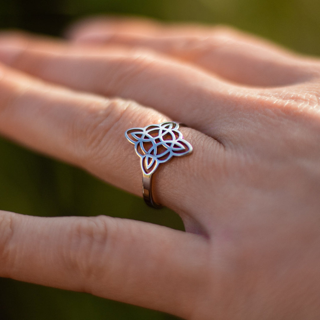 Mavrelle | Bague mystique de nœud protecteur au design élégant