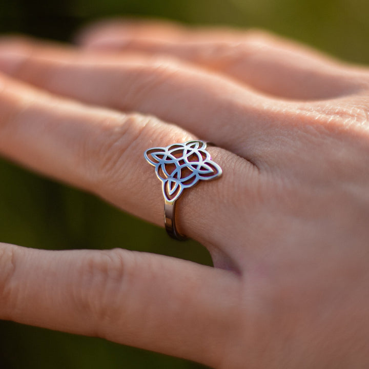 Mavrelle | Bague mystique de nœud protecteur au design élégant
