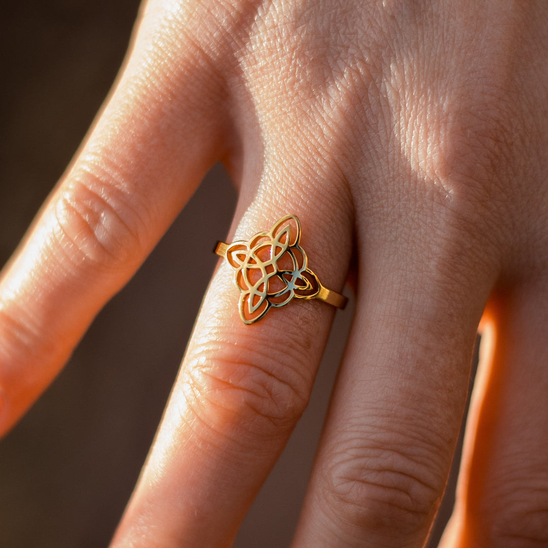 Mavrelle | Bague mystique de nœud protecteur au design élégant