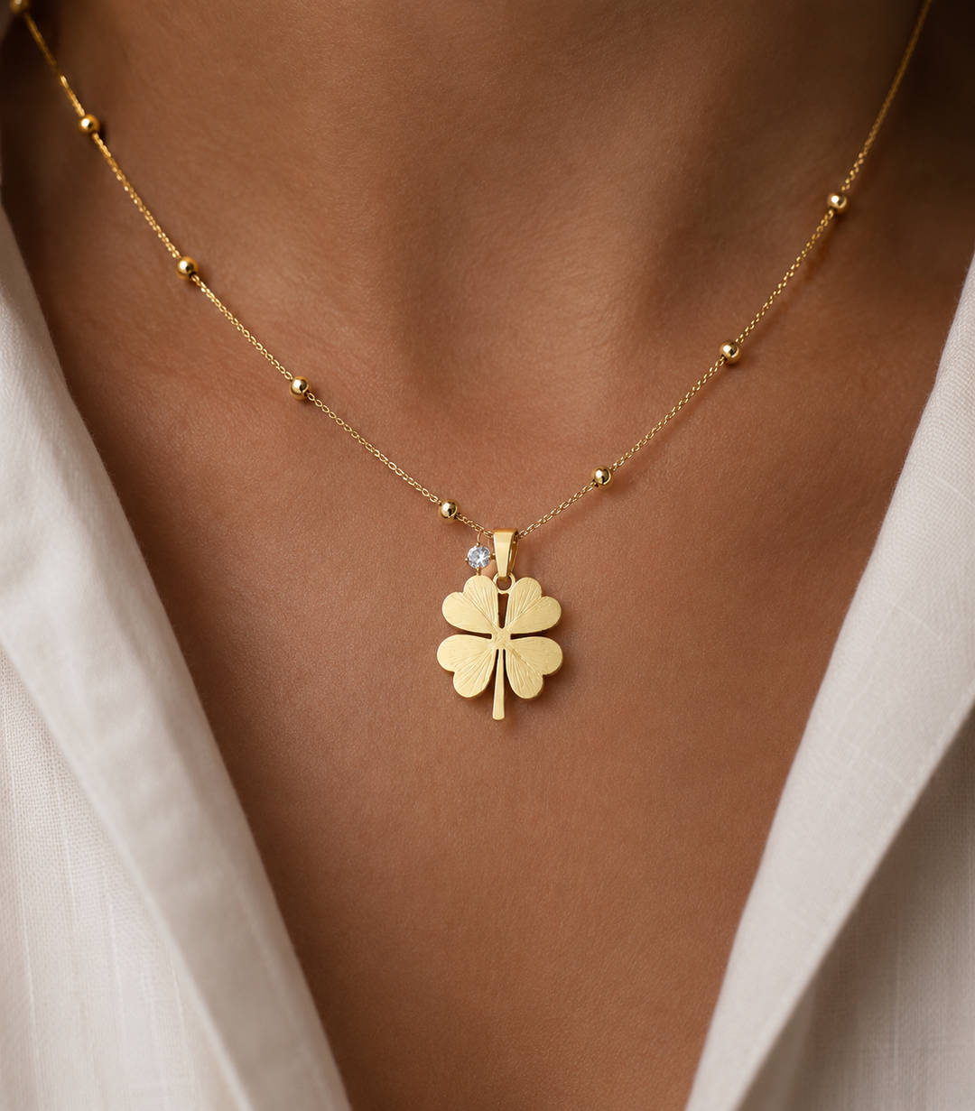 Xyla | Collier Trèfle en Acier avec Finition Dorée Élégante