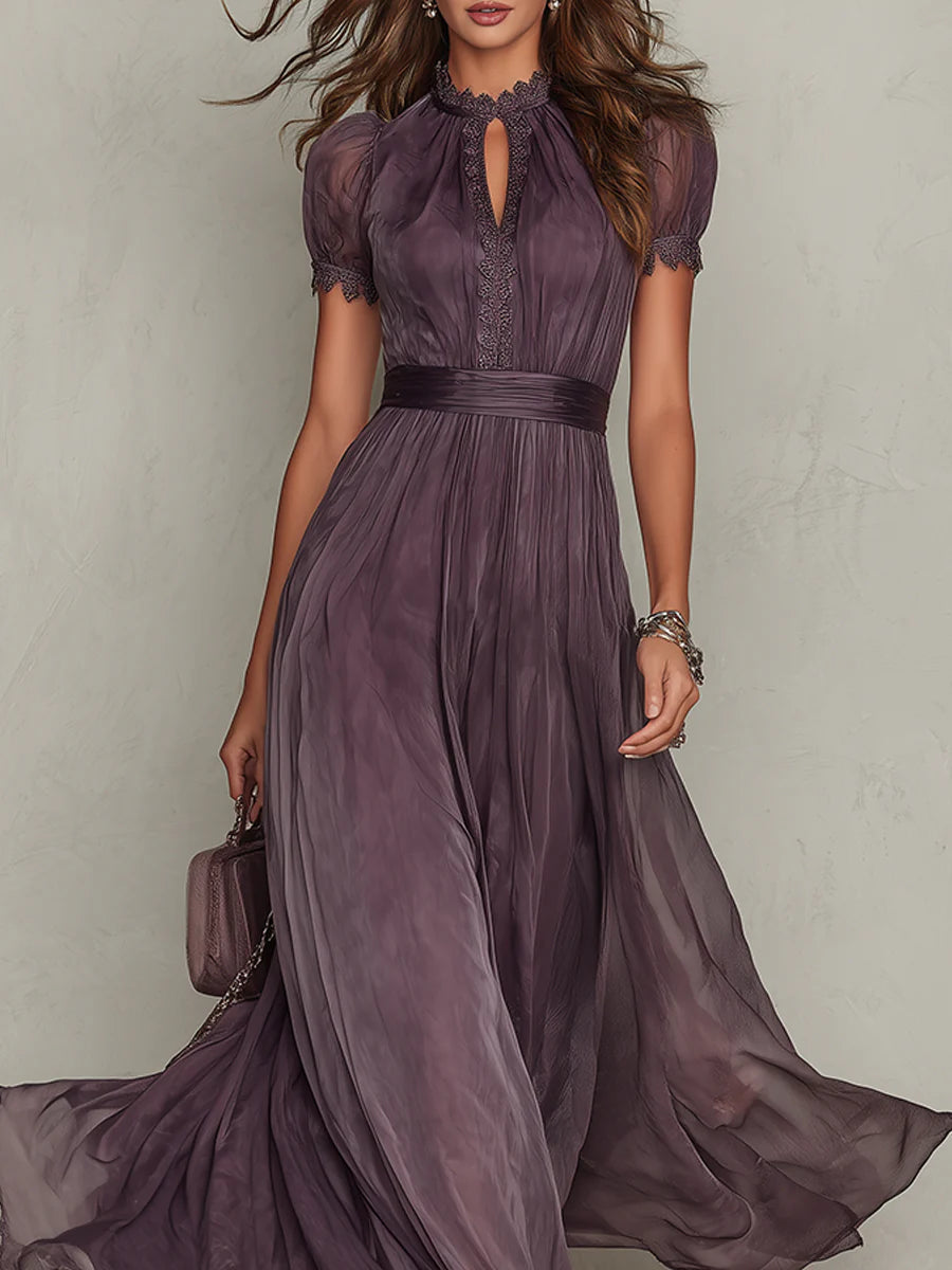 Bellamy | Robe longue violette à décolleté en forme de clé, bord en dentelle de mousseline