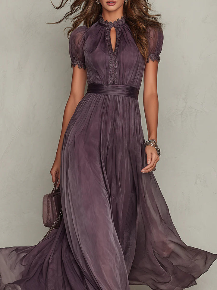 Bellamy | Robe longue violette à décolleté en forme de clé, bord en dentelle de mousseline