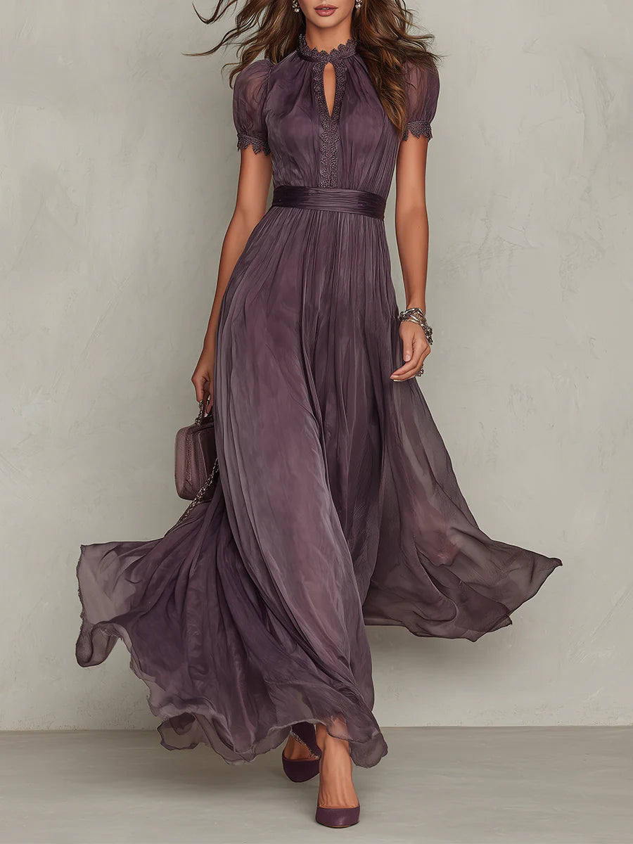 Bellamy | Robe longue violette à décolleté en forme de clé, bord en dentelle de mousseline