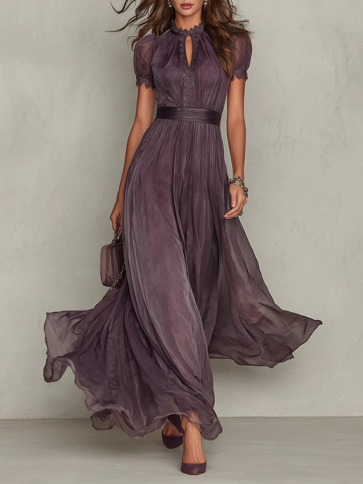 Bellamy | Robe longue violette à décolleté en forme de clé, bord en dentelle de mousseline