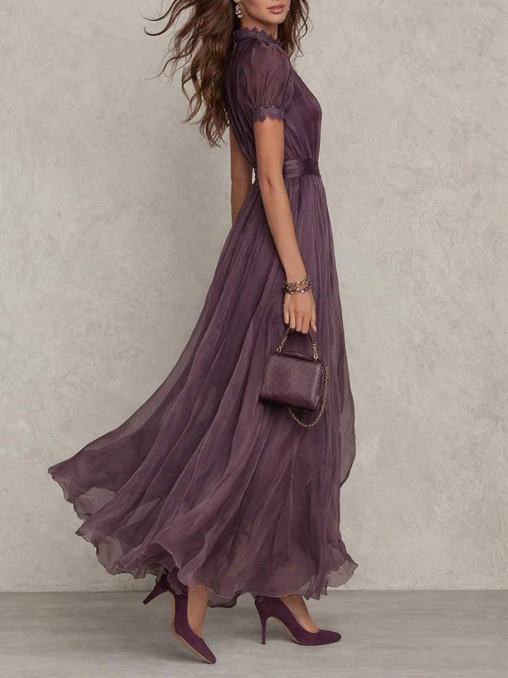 Bellamy | Robe longue violette à décolleté en forme de clé, bord en dentelle de mousseline