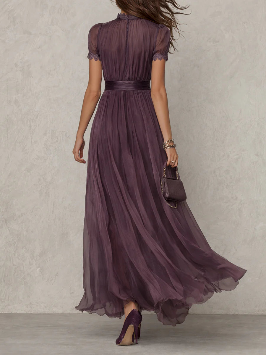 Bellamy | Robe longue violette à décolleté en forme de clé, bord en dentelle de mousseline