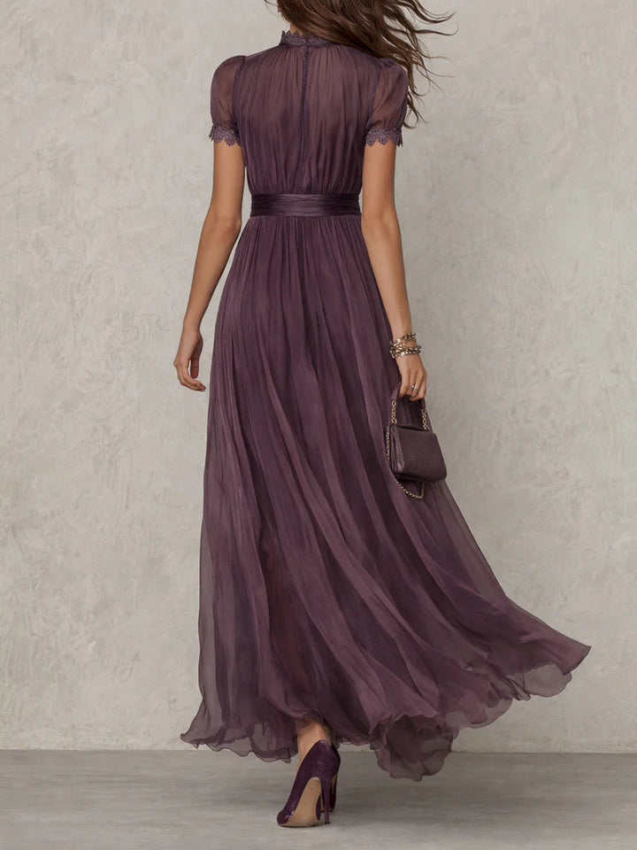 Bellamy | Robe longue violette à décolleté en forme de clé, bord en dentelle de mousseline