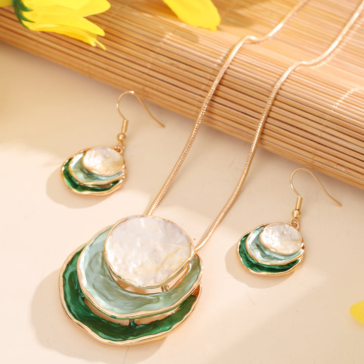 Vedae | Boucles d'Oreilles Élégantes en Fleur avec Fini Doré et Perle