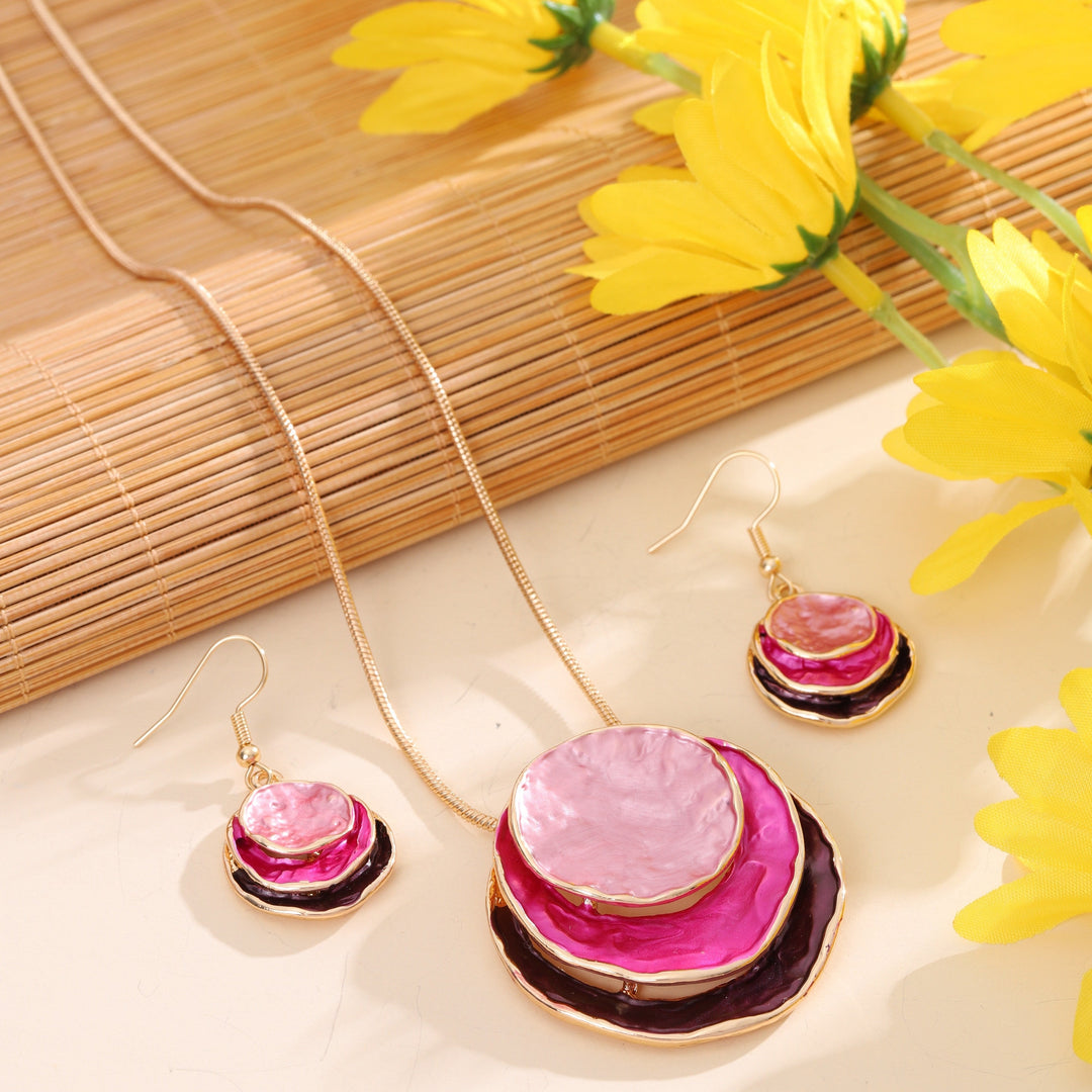 Vedae | Boucles d'Oreilles Élégantes en Fleur avec Fini Doré et Perle