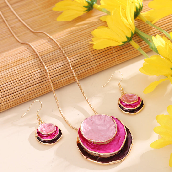 Vedae | Boucles d'Oreilles Élégantes en Fleur avec Fini Doré et Perle