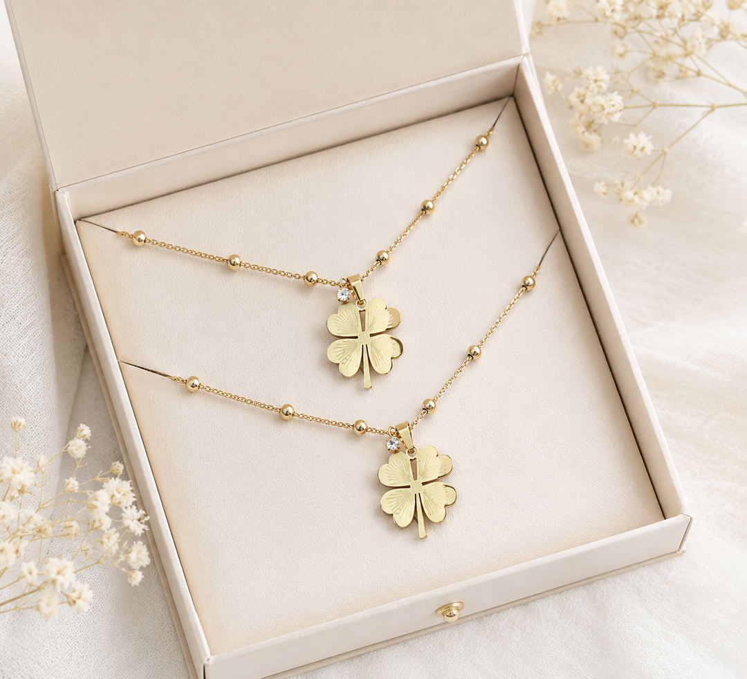 Xyla | Collier Trèfle en Acier avec Finition Dorée Élégante