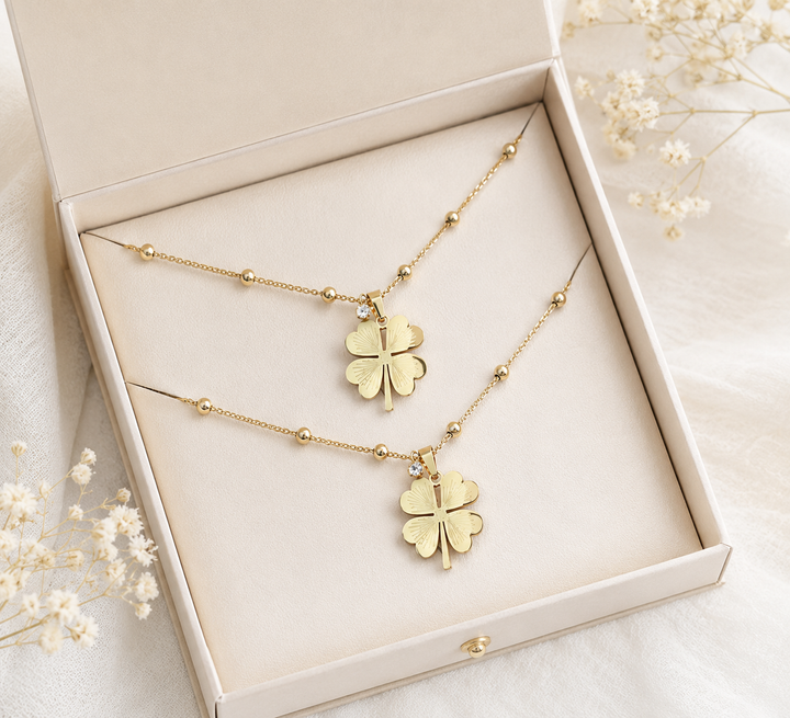 Xyla | Collier Trèfle en Acier avec Finition Dorée Élégante