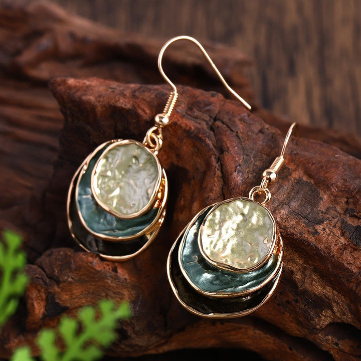 Vedae | Boucles d'Oreilles Élégantes en Fleur avec Fini Doré et Perle