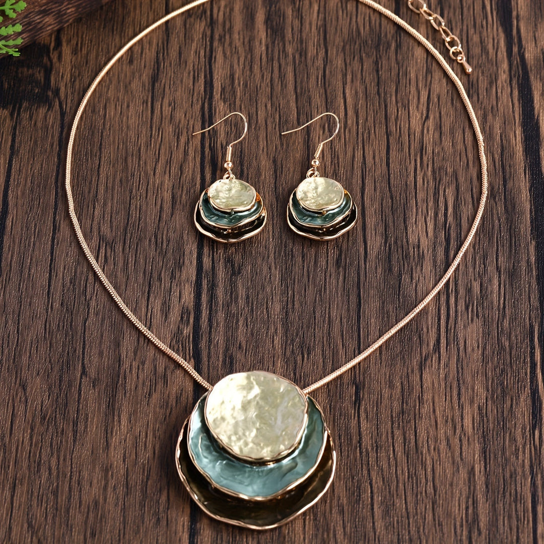 Vedae | Boucles d'Oreilles Élégantes en Fleur avec Fini Doré et Perle