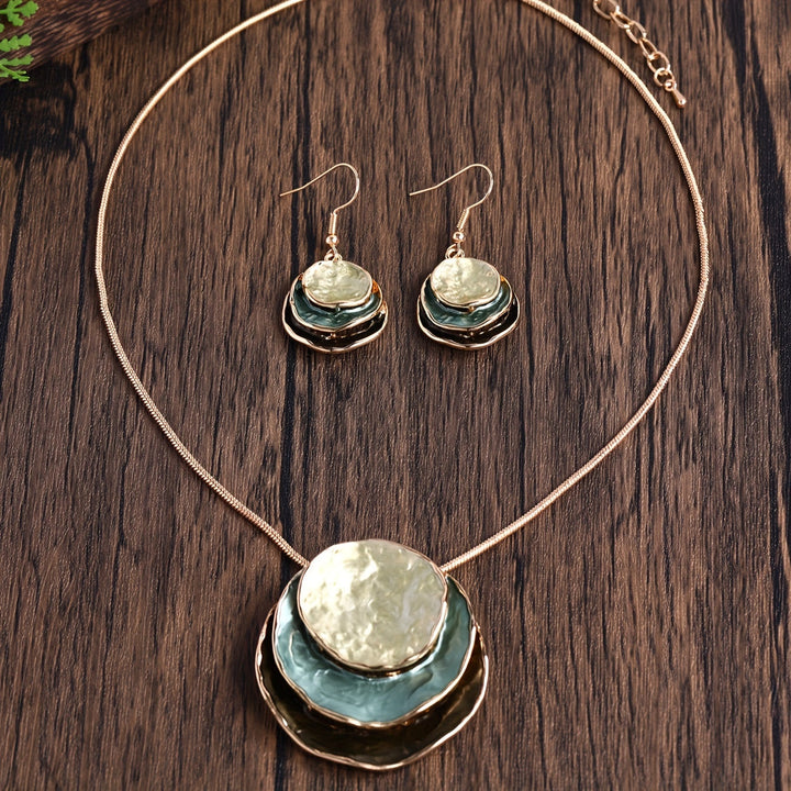 Vedae | Boucles d'Oreilles Élégantes en Fleur avec Fini Doré et Perle