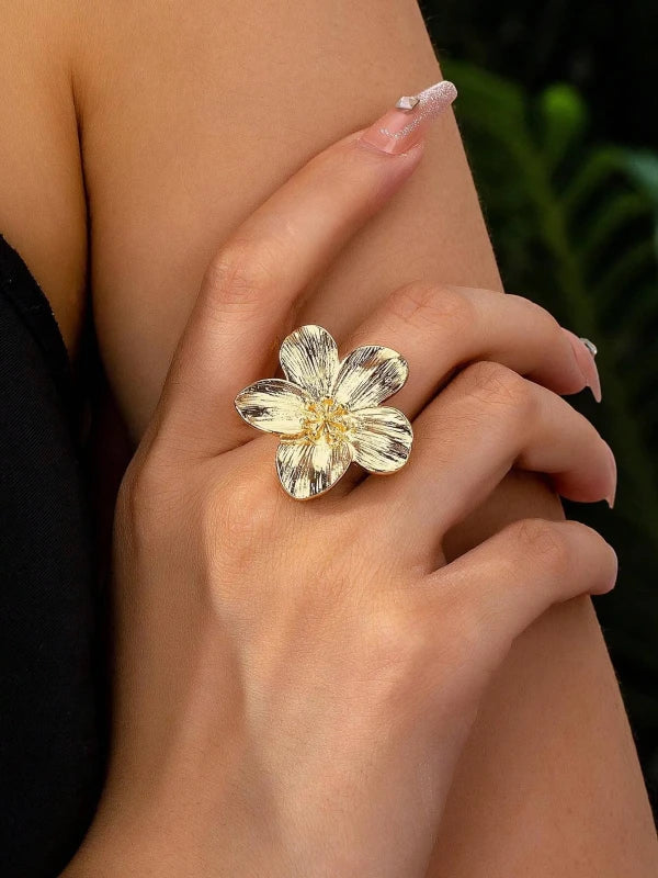 Greylee | Bague Dorée avec Fleurs Élégantes et Touche Romantique