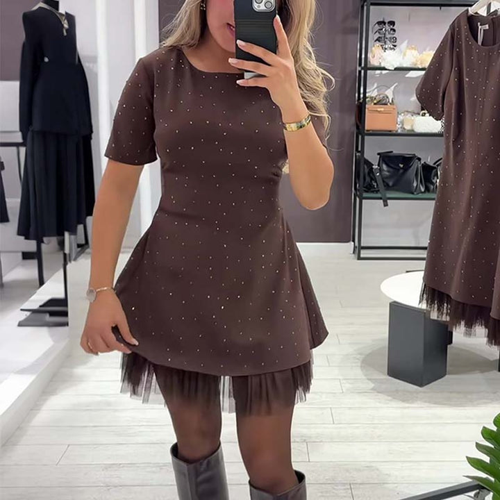 Rovienna | Robe courte avec dentelle et éclat sophistiqué