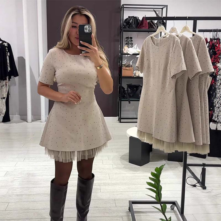 Rovienna | Robe courte avec dentelle et éclat sophistiqué