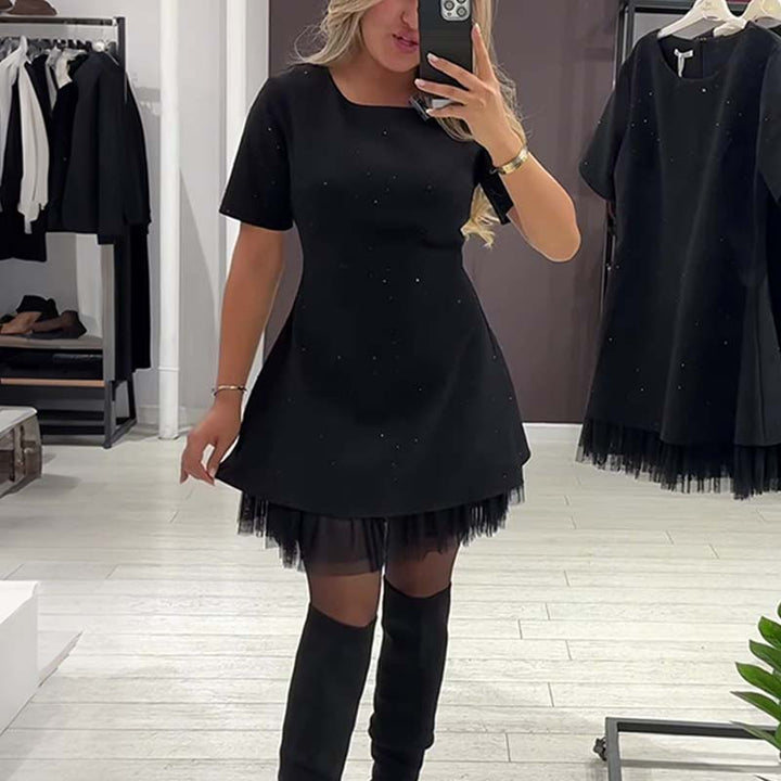 Rovienna | Robe courte avec dentelle et éclat sophistiqué