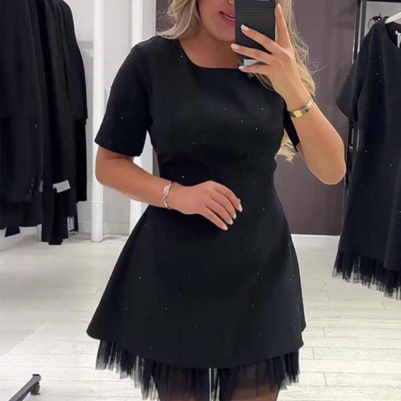 Rovienna | Robe courte avec dentelle et éclat sophistiqué