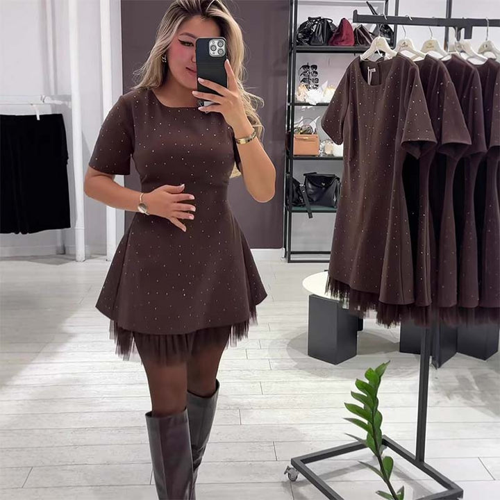 Rovienna | Robe courte avec dentelle et éclat sophistiqué