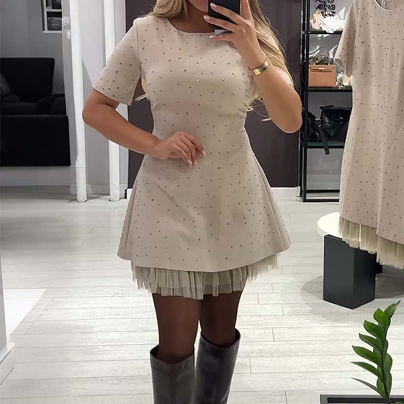 Rovienna | Robe courte avec dentelle et éclat sophistiqué