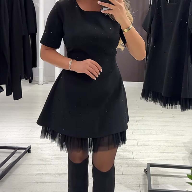 Rovienna | Robe courte avec dentelle et éclat sophistiqué